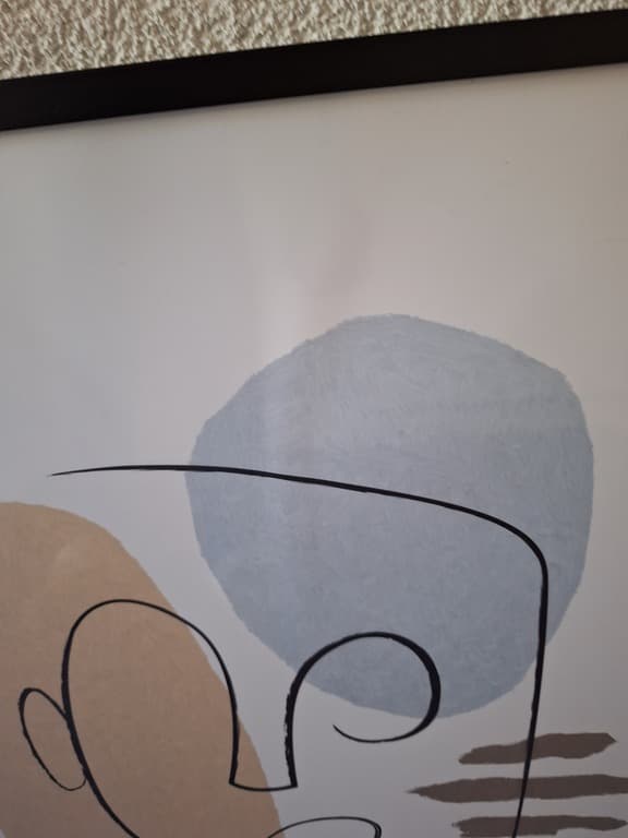 Je suis satisfaite de la rapidité de livraison et des cadres. Malheureusement les 3 posters commandés sont arrivés avec une ondulation chacun et cette ondulation se voit, même une fois les posters mis sous cadre.&nbsp;