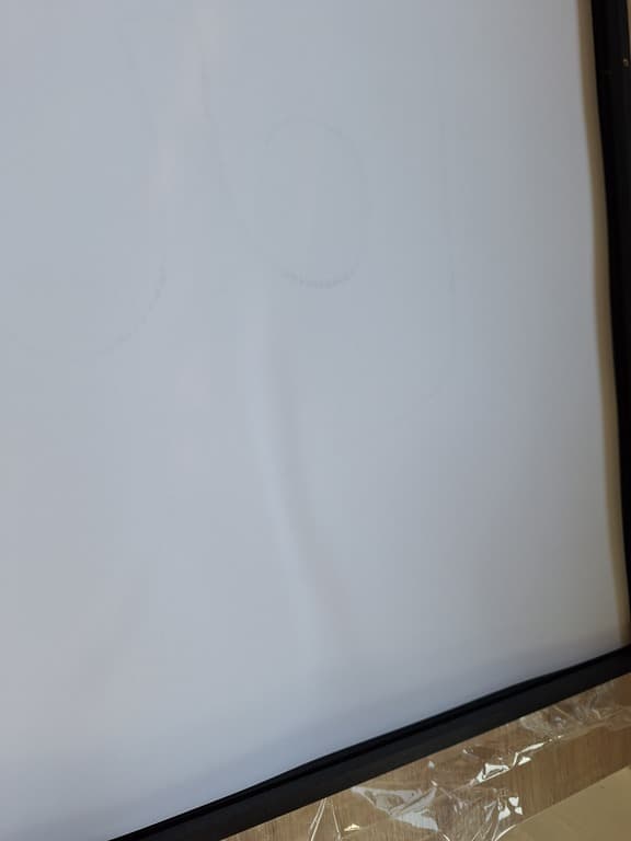 Je suis satisfaite de la rapidité de livraison et des cadres. Malheureusement les 3 posters commandés sont arrivés avec une ondulation chacun et cette ondulation se voit, même une fois les posters mis sous cadre.&nbsp;