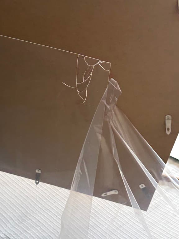 La partie acrylique de mon cadre est arrive abimé et je n’arrive pas a avoir aucune réponse du Customer Service.