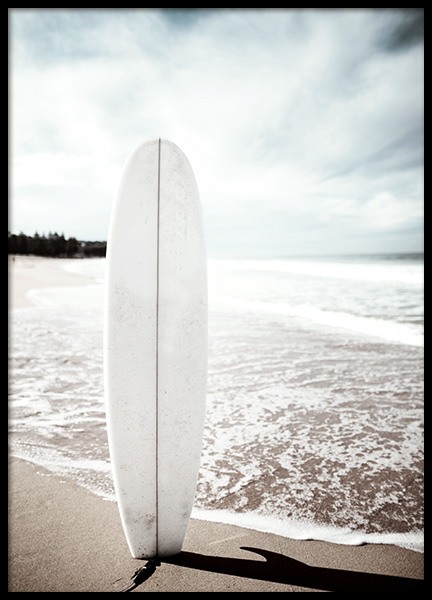 Surfboard on the Beach Poster in der Gruppe Poster / Naturmotive / Tropisch bei Desenio AB (10675)