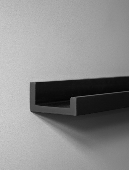 Étagère pour cadre noir 70 cm / Étagères à tableaux chez Desenio AB (AAS50125)
