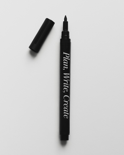 — Een zwarte stift die wordt gebruikt om op plexiglas te schrijven