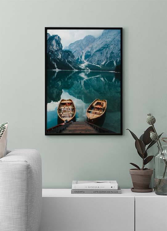  – Foto van twee boten op een meer, met mistige bergen op de achtergrond