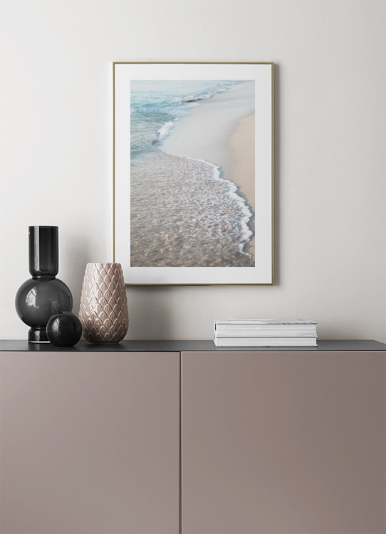  – Foto van een strand met licht zand en golven die op het strand slaan