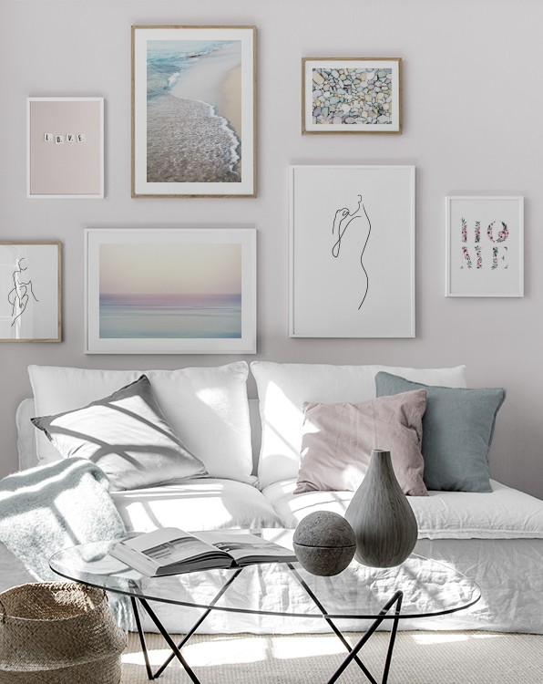  – Foto van een strand met licht zand en golven die op het strand slaan