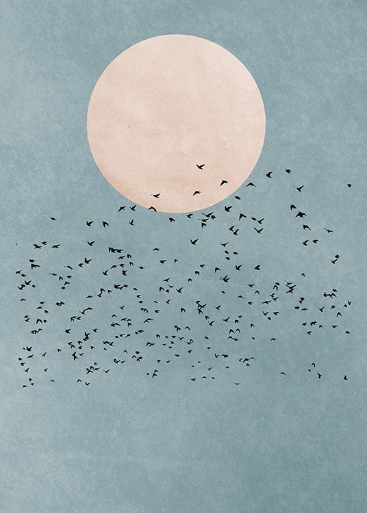  – Illustration graphique d’une lune rose et d’un ciel bleu derrière une volée d’oiseaux noirs