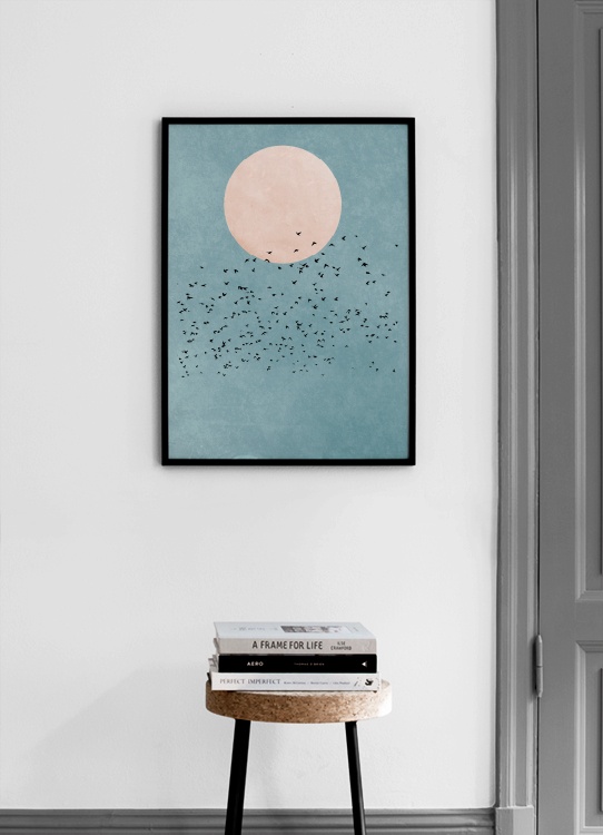  – Grafische illustratie van een roze maan en blauwe hemel met een zwerm zwarte vogels