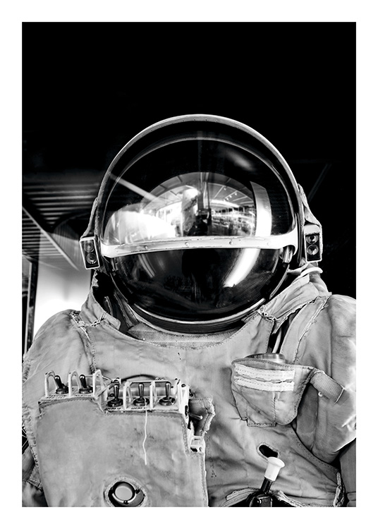 Black and White Astronaut Poster / Zwart wit bij Desenio AB (11166)