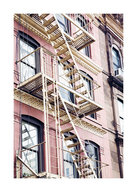  – Poster d'une photo d'une échelle de secours sur la façade rose d'un immeuble de New York