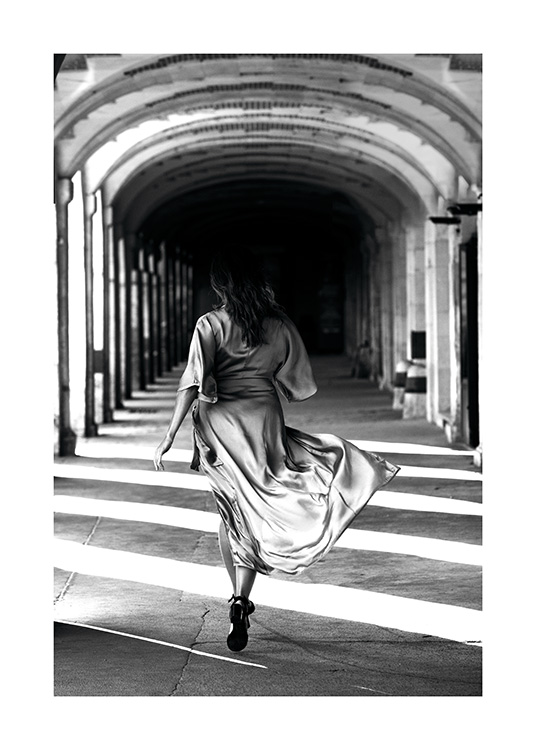  – Poster en noir et blanc d'une femme en robe courant sous des arcades 