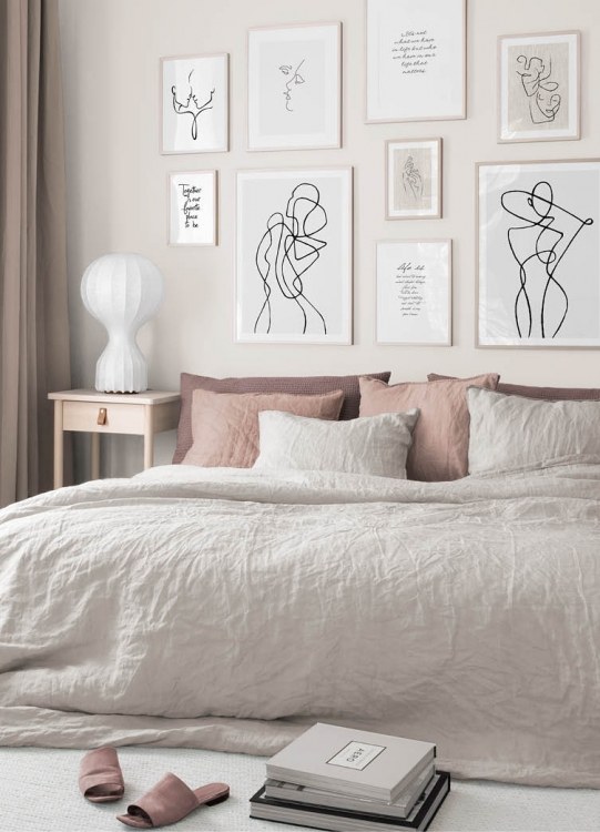  – Illustration mit zwei abstrakten Gesichtern in Schwarz, gezeichnet auf einem Leinenhintergrund in Beige