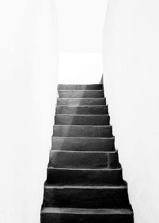 – Fotografie eines dunklen Treppenhauses mit weißen Wänden