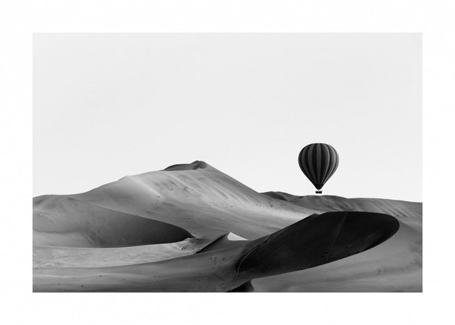 Hot Air Balloon Over Dunes Affiche