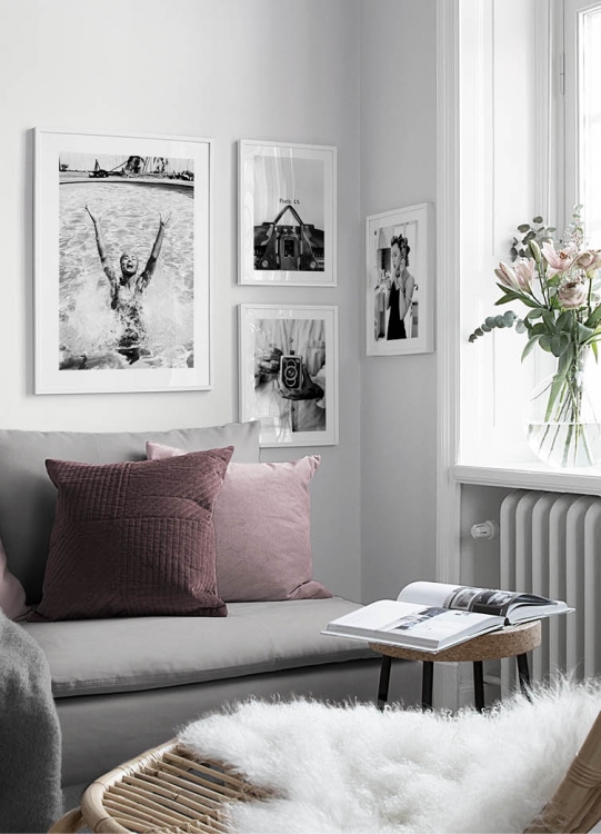  – Schwarz-weiß-Fotografie, die eine Vintage-Kamera in den Händen eines Mannes mit tätowierten Händen zeigt