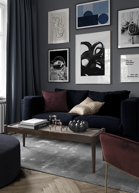  – Schwarz-weiß-Fotografie, die eine Vintage-Kamera in den Händen eines Mannes mit tätowierten Händen zeigt