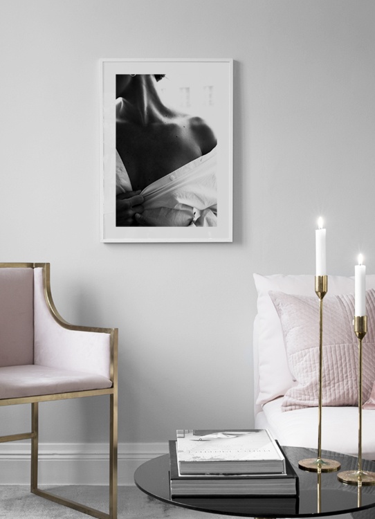  – Zwart wit foto van de ontblote schouder van een vrouw in een wit overhemd