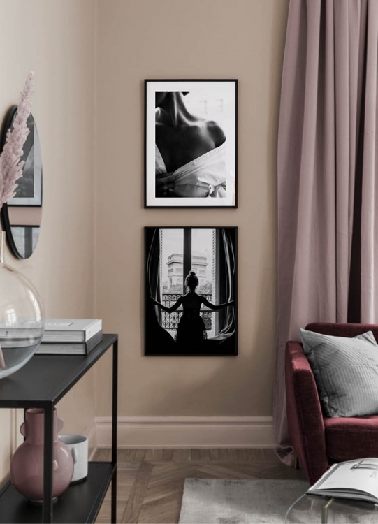  – Zwart wit foto van de ontblote schouder van een vrouw in een wit overhemd