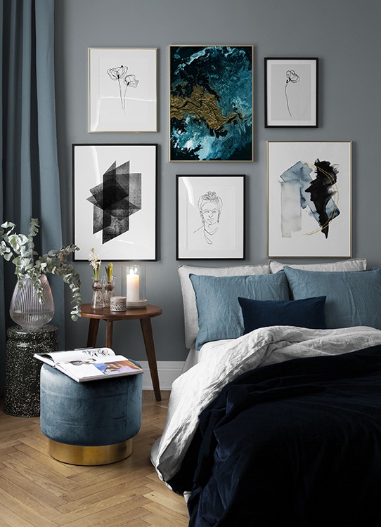  – Aquarell-Illustration mit abstrakten Formen in Schwarz und Blau mit zwei goldenen Linien