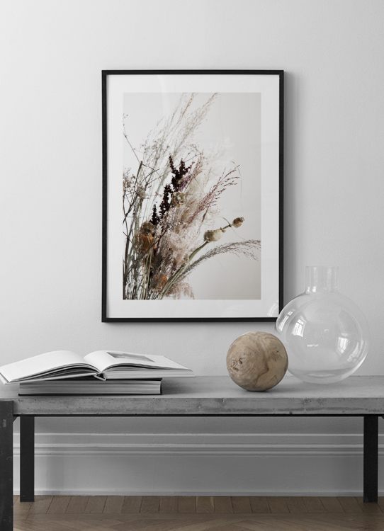  – Fotografie von getrockneten Blumen und Gräsern in einem Blumenstrauß vor einem hellgrauen Hintergrund