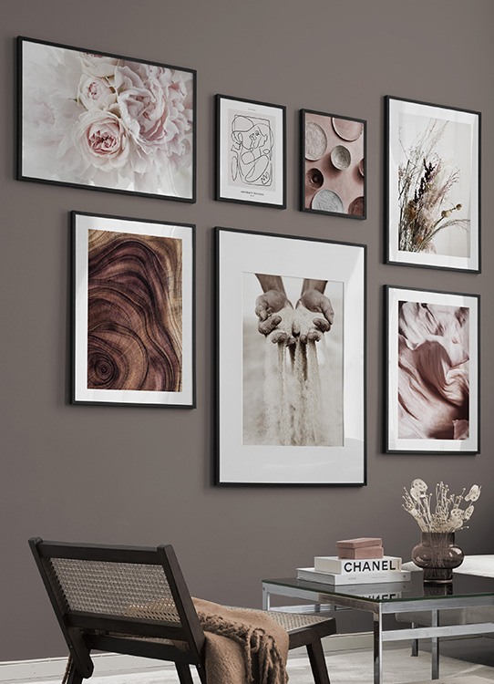  – Foto van droogbloemen en gras in een boeket tegen een lichtgrijze achtergrond