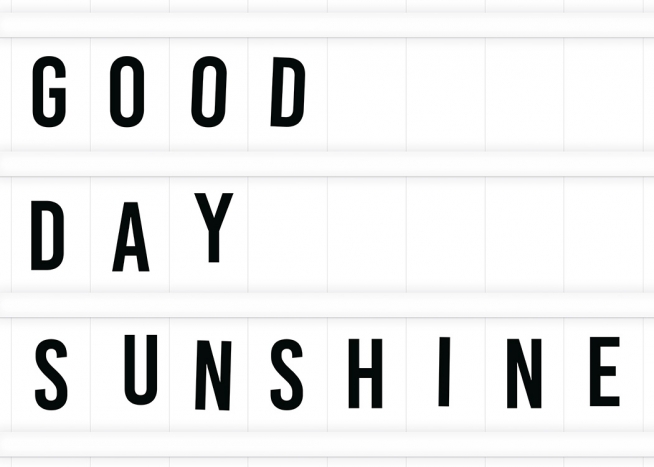  – Poster mit einem Text auf einem Leuchtkasten mit dem Zitat „Good day sunshine“.