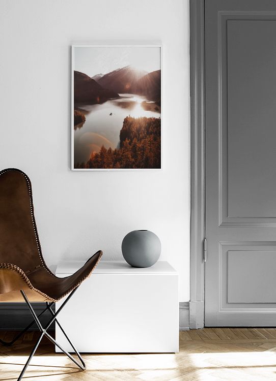  – Foto van een rood bos naast een meer bij zonsondergang