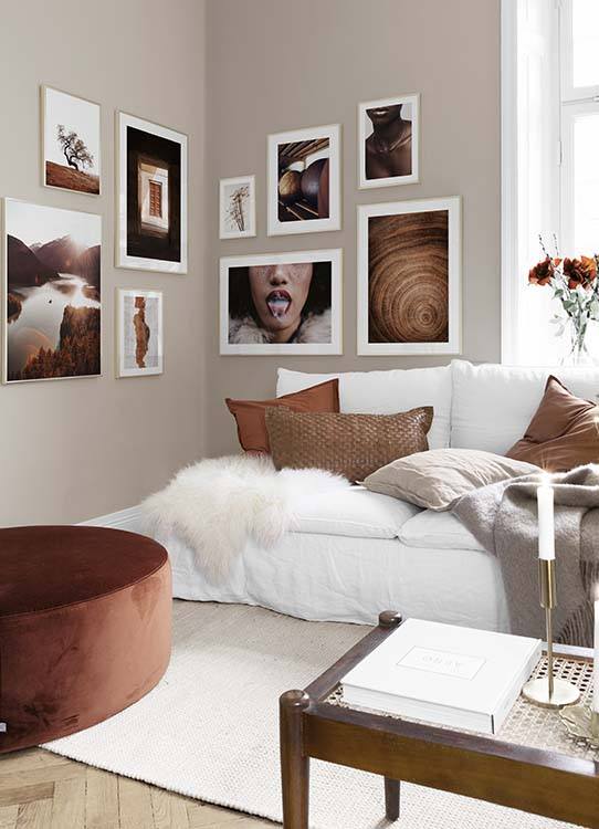  – Fotografie, die einen roten Wald an einem See im Sonnenuntergang zeigt