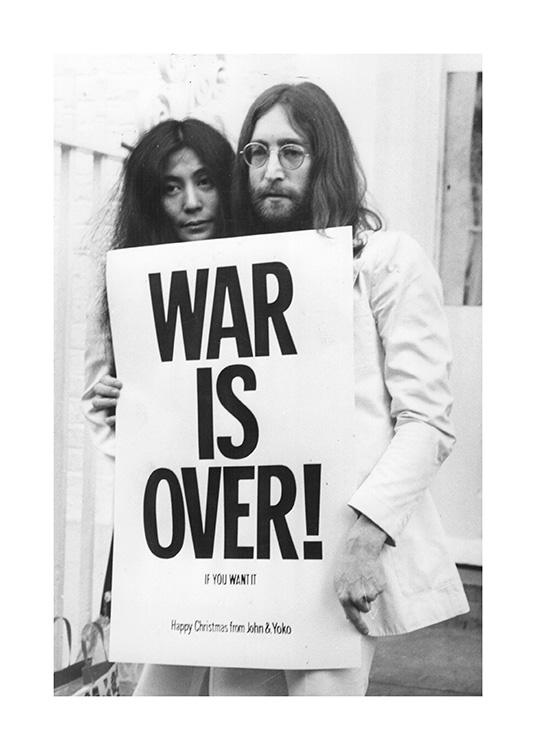  – Schwarz-weiß-Fotografie von John Lennon und Yoko Ono mit einem Protestschild