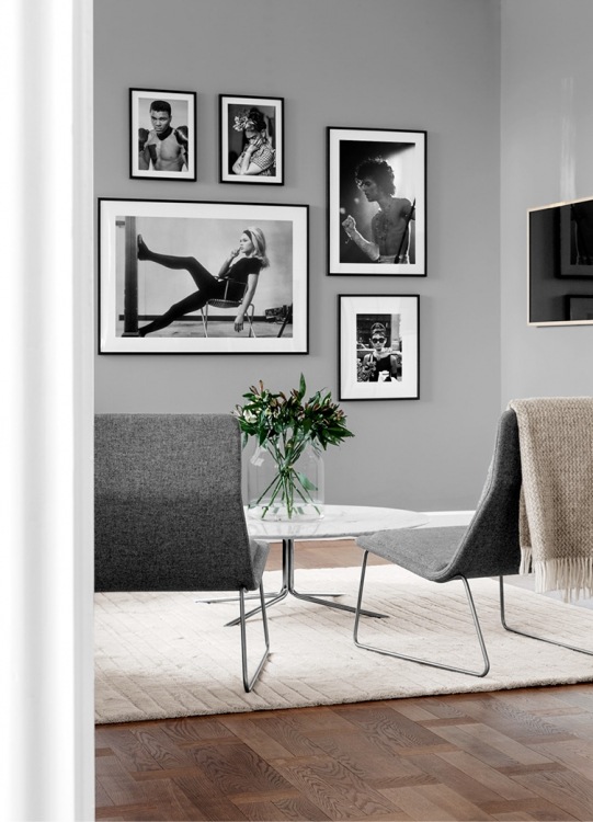  – Photographie en noir et blanc d’Audrey Hepburn portant des lunettes de soleil dans Diamants sur canapé