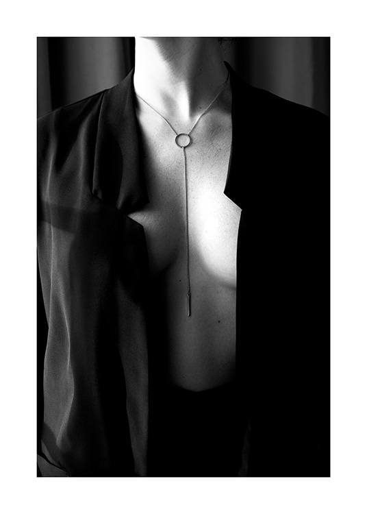 Woman With Necklace Affiche / Noir et blanc chez Desenio AB (12017)