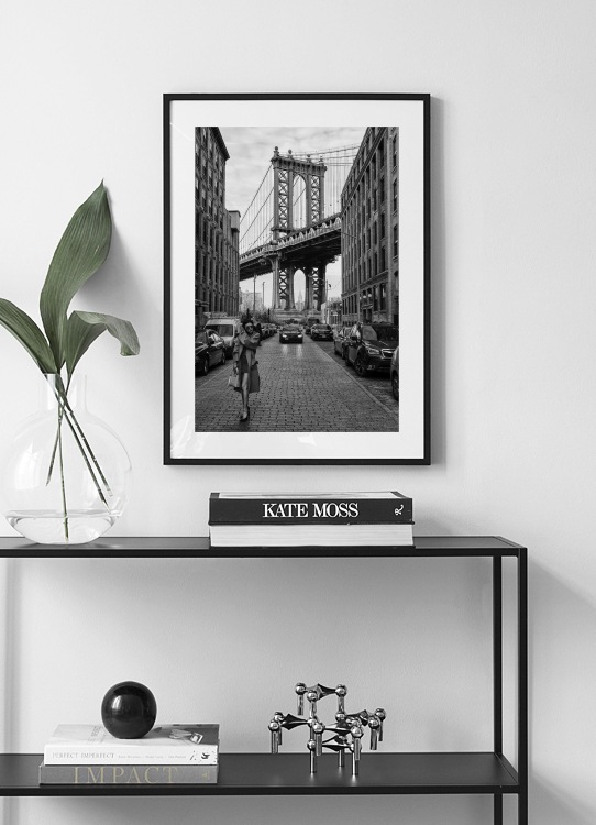  – Zwart wit foto van een vrouw in een straat in New York voor de Manhattan Bridge