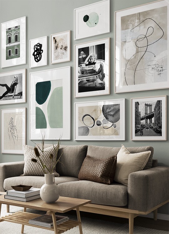  – Photographie en noir et blanc d’une femme dans une rue de New York devant le pont de Manhattan