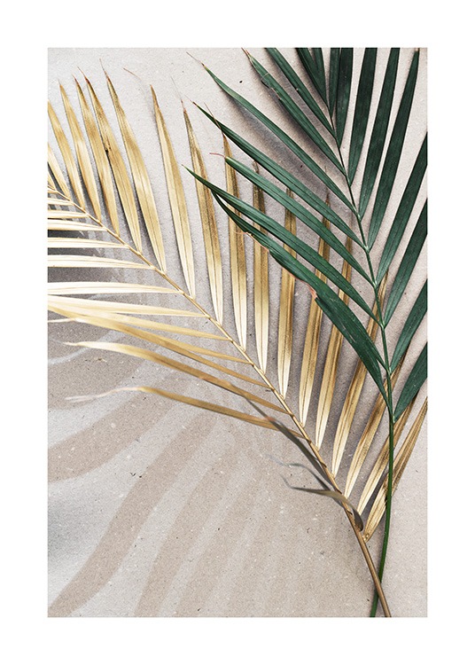  – Fotografie von zwei Palmblättern in Grün und Gold mit einem Steinhintergrund in Beige