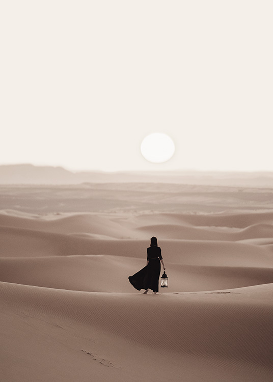 Woman in Desert Poster / Naturmotive bei Desenio AB (12341)