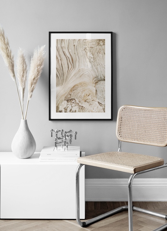  – Foto van een beige klif met een wervelend, abstract patroon