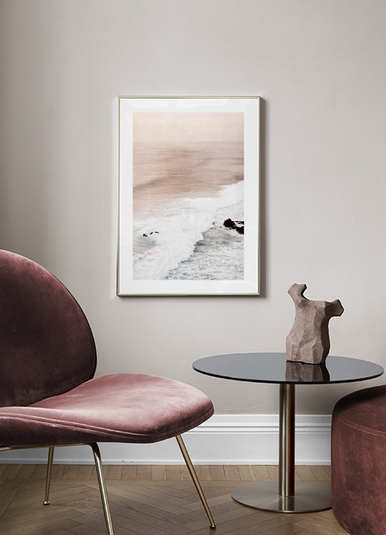  – Foto van golven en een roze oceaan met een lichtroze hemel erboven