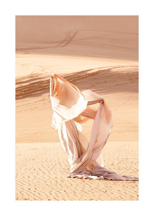  – Natuurfoto van vrouw met een wijde lichte jurk in de woestijn