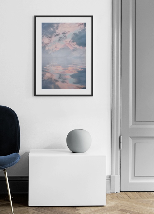 Poster met natuurmotief van meer en lucht met pastelkleurige wolken reflecterend in het water 