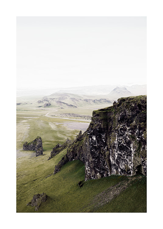  - Photographie d’un paysage vert avec des montagnes rocheuses et des roches