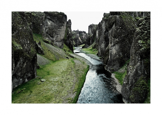  - Photographie du canyon de Fjadrargljufur avec une rivière et un paysage vert