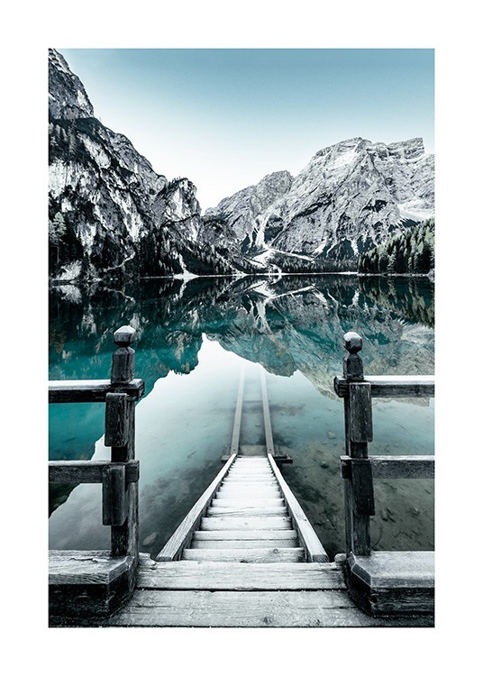  - Naturfotografie von verschneiten Bergen hinter dem Pragser Wildsee in Italien, in den eine Treppe führt