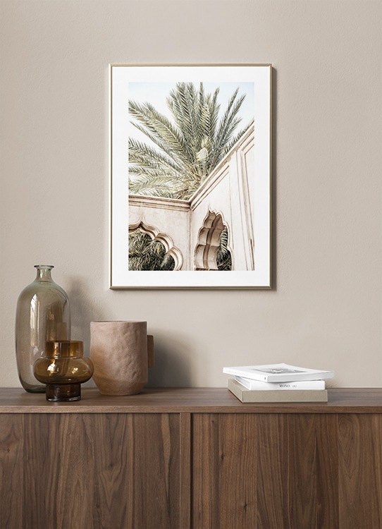  - Photographie d'un bâtiment beige avec des arches arrondies devant un palmier