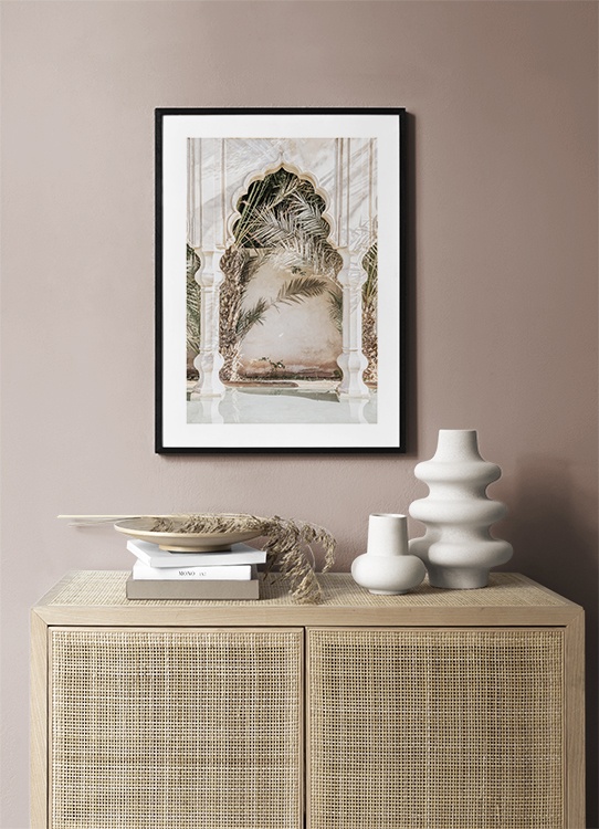  - Foto van palmbomen achter een gewelfde boog en pilaren