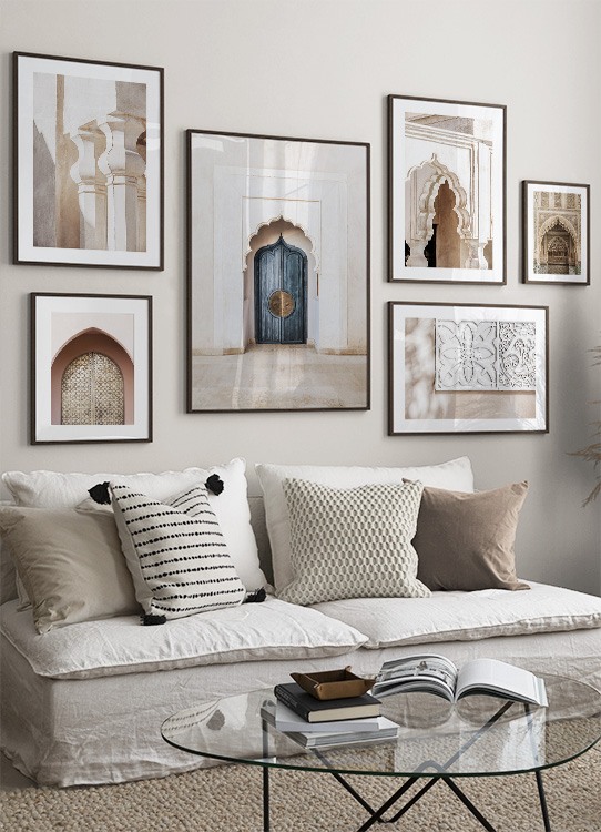  - Foto van palmbomen achter een gewelfde boog en pilaren