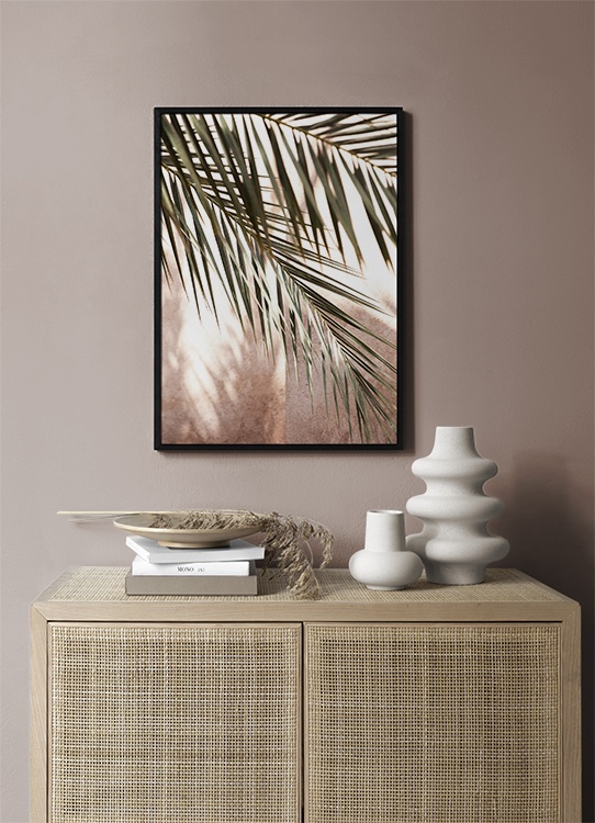  - Close-upfoto van palmbladeren en schaduwen tegen een roze achtergrond