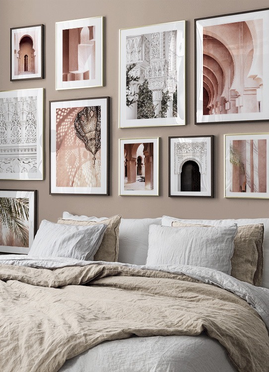  - Photographie en gros plan de feuilles de palmier et leurs ombres sur un fond rose