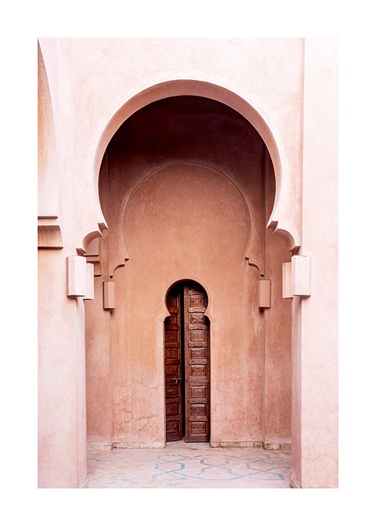  - Photographie d'un bâtiment rose avec des arche arrondies et une porte étroite au centre