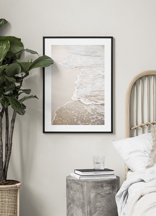  – Foto van een strand met rustige golven die op het zand rollen