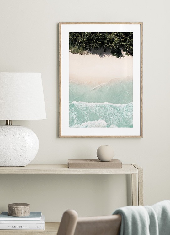  – Fotografie eines Strandes mit rosa Sand, blauem Wasser und Palmen