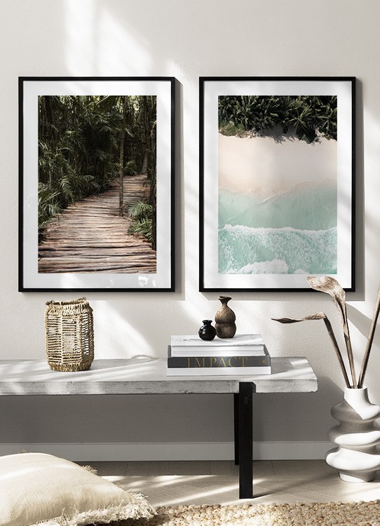  – Foto van een jungle met palmbomen rond een pad gemaakt van hout